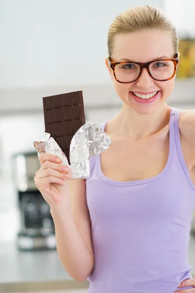 Sorrindo adolescente com barra de chocolate — Fotografia de Stock