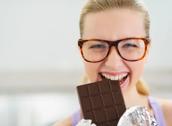 Glücklich Teenager Mädchen essen Schokoriegel — Stockfoto