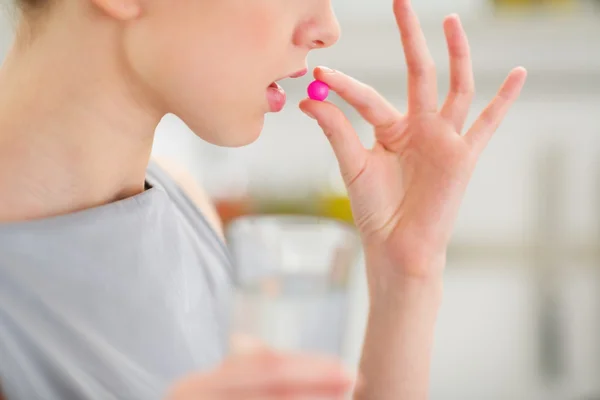 Närbild på ung hemmafru äta p-piller — Stockfoto