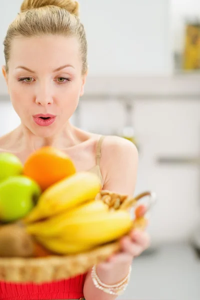 Verrast tienermeisje houden plaat van vruchten — Stockfoto