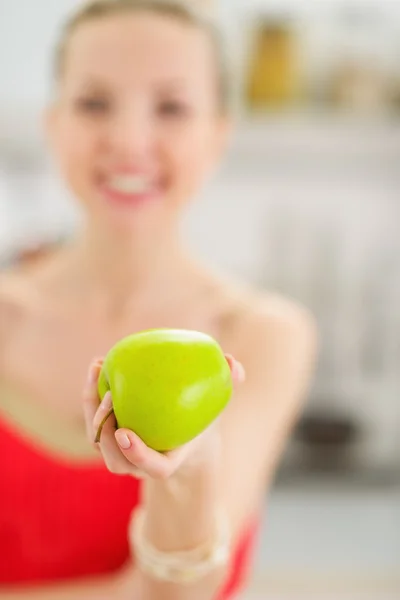 Gros plan sur la pomme en main de l'adolescente — Photo