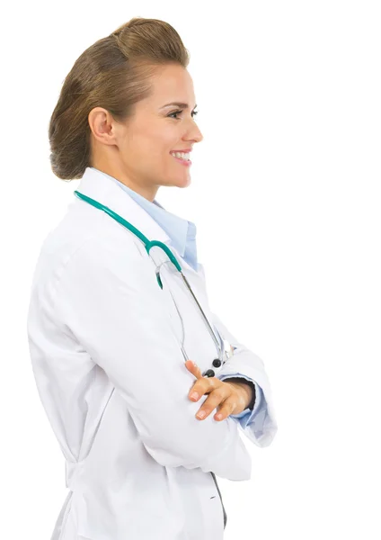 Mujer doctora feliz buscando espacio para copiar — Foto de Stock