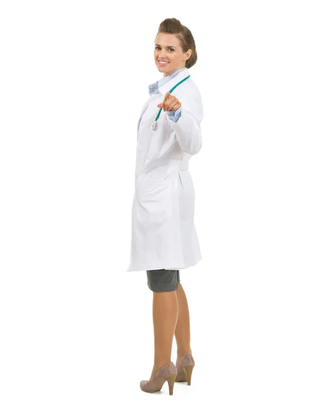 カメラで指している幸せな医者女性の完全な長さの肖像画 — ストック写真