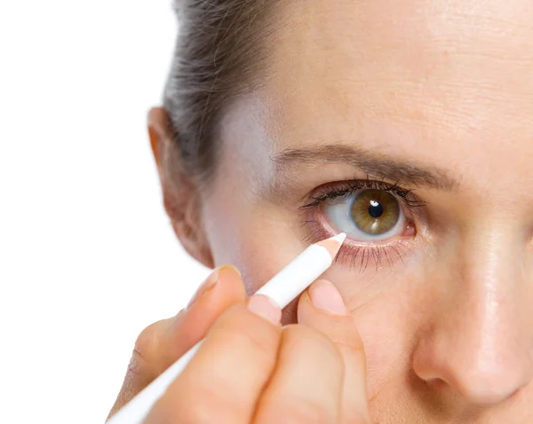 Close-up op vrouw met behulp van witte eye liner — Stockfoto