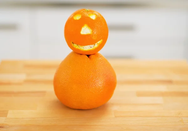 Fechar em laranja com rosto engraçado — Fotografia de Stock