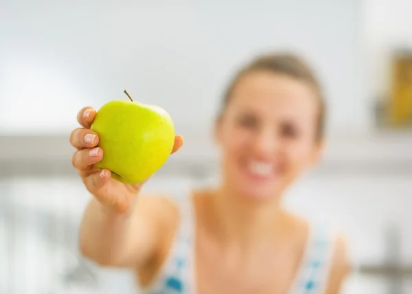 Primer plano de la mujer joven dando manzana —  Fotos de Stock