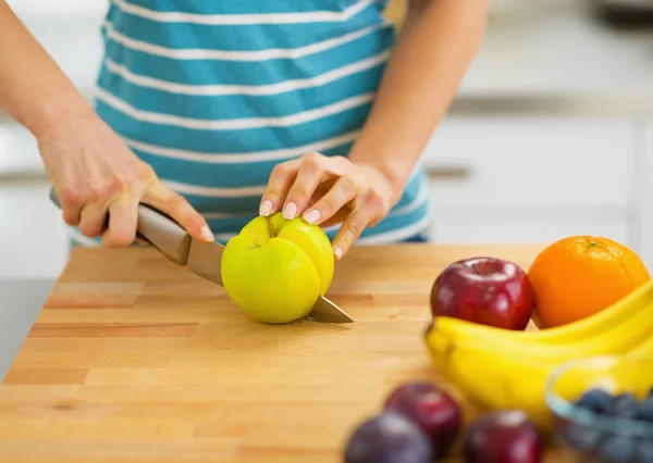 Nahaufnahme einer jungen Frau beim Apfelschneiden — Stockfoto