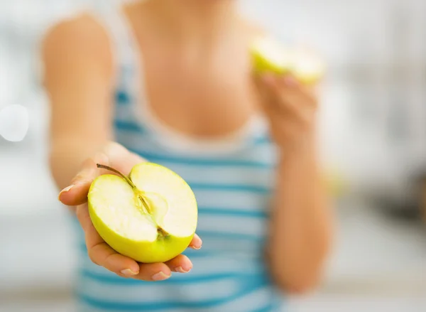 El primer plano a los trozos de la manzana en la mano de la mujer joven —  Fotos de Stock