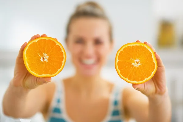 El primer plano sobre los trozos de naranja en la mano de la mujer joven —  Fotos de Stock