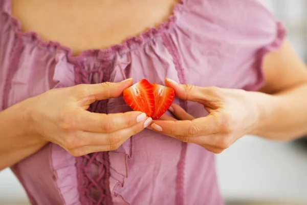 Primo piano sulla donna che fa il cuore con fette di fragola — Foto Stock