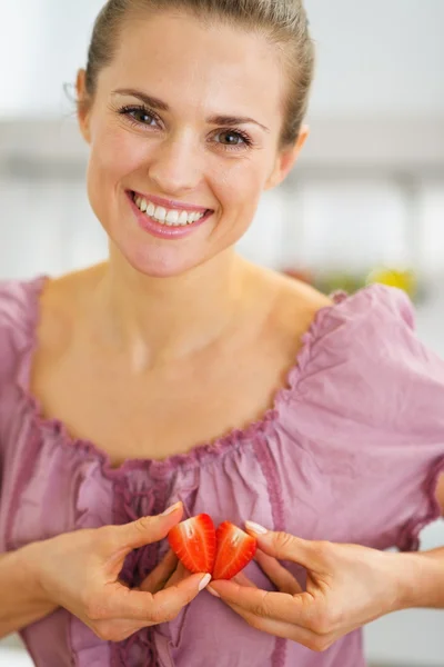 Retrato de sorrir fazendo coração com fatias de morango — Fotografia de Stock