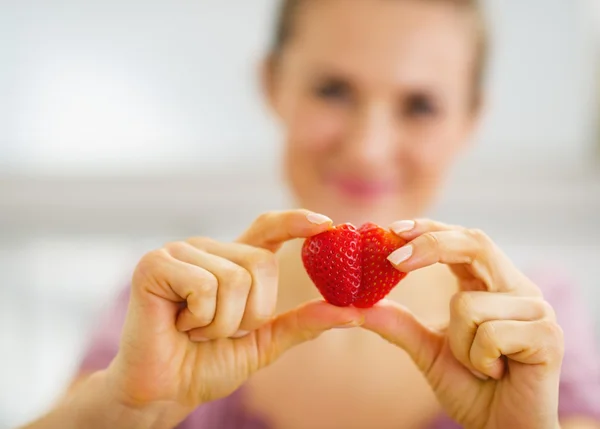 Primer plano de la mujer haciendo corazón con rodajas de fresa —  Fotos de Stock