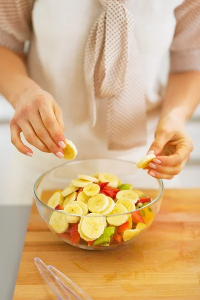 Närbild på kvinnan att göra fruktsallad — Stockfoto