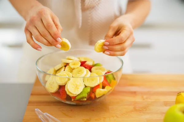 Närbild på kvinnan att göra fruktsallad — Stockfoto