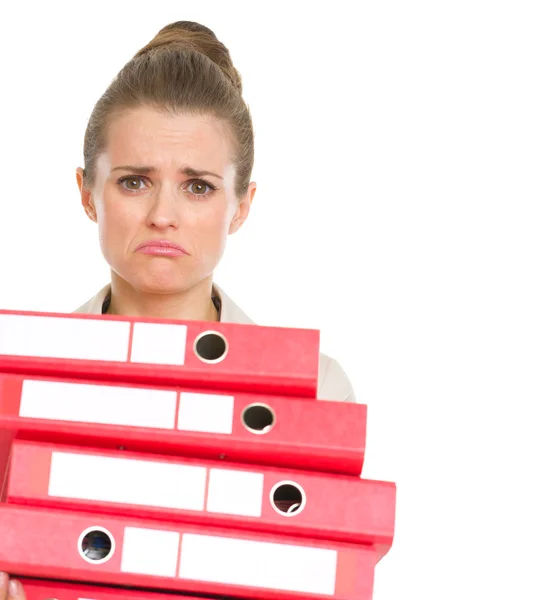 Frustrierte Geschäftsfrau hält Stapel Ordner in der Hand — Stockfoto