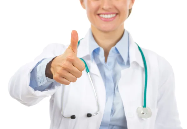 Detailní záběr na usmívající se doktor žena zobrazeno palec nahoru — Stock fotografie