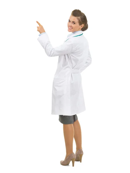 Portrait of smiling doctor woman pointing up on copy space — Stock Photo, Image