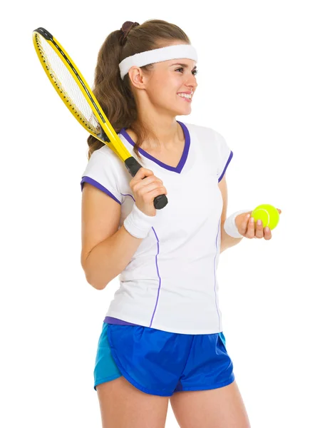 Jugadora de tenis sonriente con raqueta y aspecto de pelota —  Fotos de Stock
