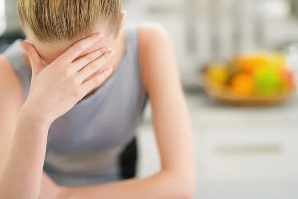 Portrait de la jeune femme au foyer stressée dans la cuisine moderne Photo De Stock