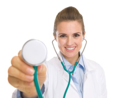 mutlu doktor kadın ile steteskop dinleme