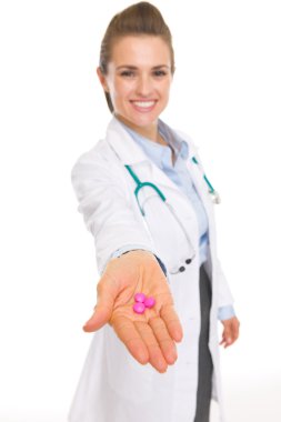gülümsemek gülümseyen doktor hap vererek üzerinde