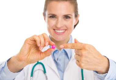 Tatlı doktor kadın doğum kontrol hapı işaret