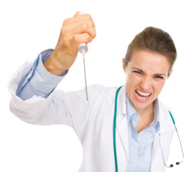 kızgın doktor kadın Ģırınga kullanarak