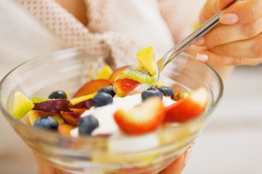 portre üzerinde kadının elinde meyve salatası