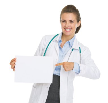 boş kağıt sayfaya işaret eden doktor gülümseyen