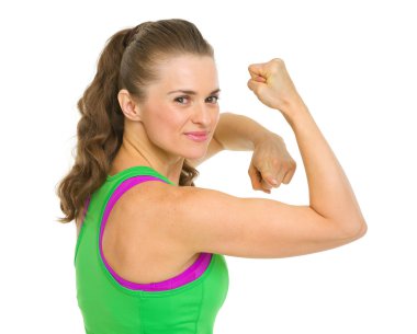 mutlu fitness genç kadın pazı işaret