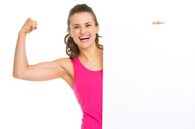 pazı ve boş Pano gösterilen mutlu fitness genç kadın