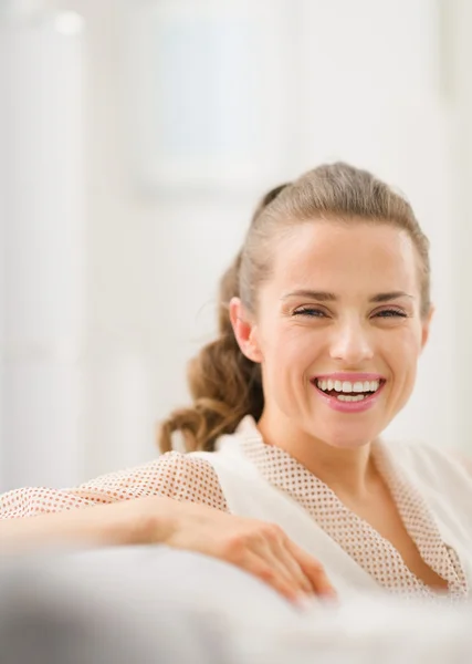 Portret van gelukkige jonge huisvrouw in woonkamer — Stockfoto