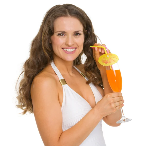 Усміхнена молода жінка в купальнику з коктейлем — стокове фото