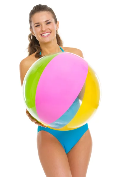 Lächelnde junge Frau im Badeanzug mit Beachball — Stockfoto