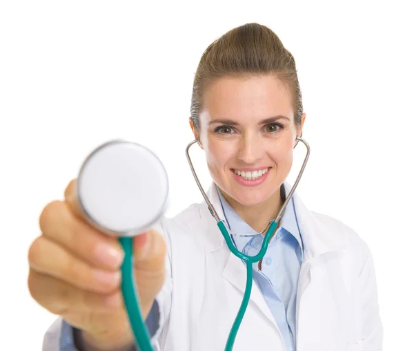 Glückliche Ärztin hört mit Stethoskop zu — Stockfoto