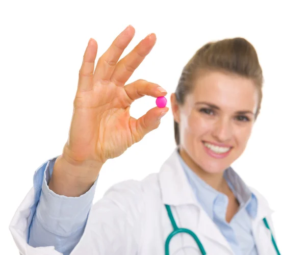 Detailní záběr na pilulku v rukou ženy, šťastný lékař — Stock fotografie