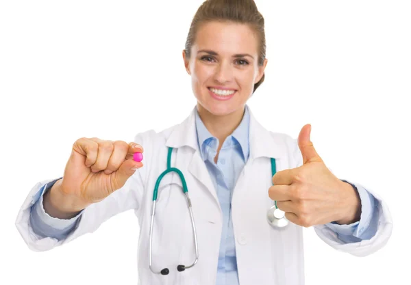 Close-up em médico mulher mostrando pílula e polegares para cima — Fotografia de Stock