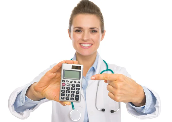Närbild på doktor kvinna som pekar på kalkylatorn — Stockfoto