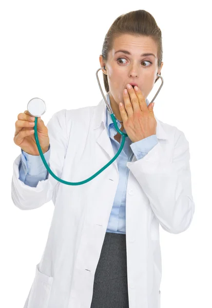 Surprise médecin femme en utilisant stéthoscope — Photo