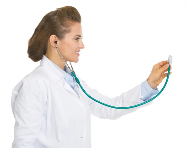 Femme médecin heureux en utilisant stéthoscope — Photo