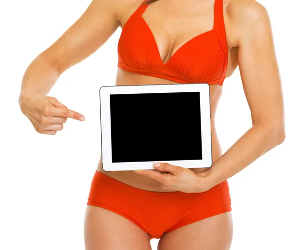 在 tablet pc 空白屏幕上指着泳装的女人特写 — 图库照片