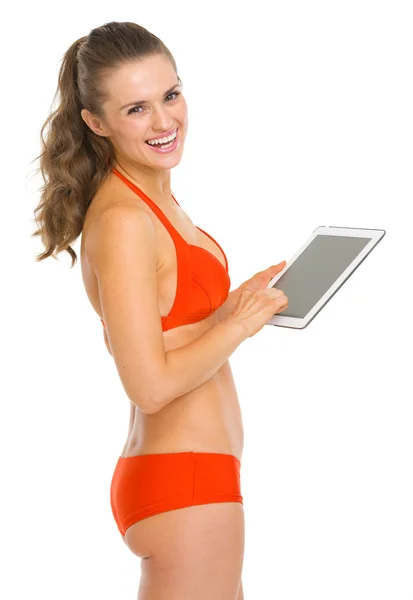 Mujer joven sonriente en traje de baño con tableta pc —  Fotos de Stock