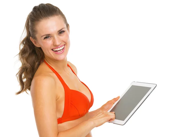 Souriant jeune femme en maillot de bain en utilisant la tablette pc — Photo