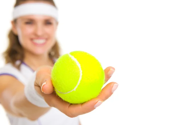 Close-up op professionele tennisspeelster geven tennisbal — Stockfoto