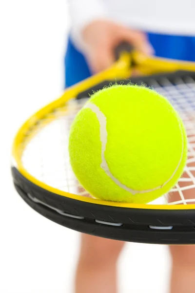 在网球上的网球运动员手中的球拍上特写 — 图库照片