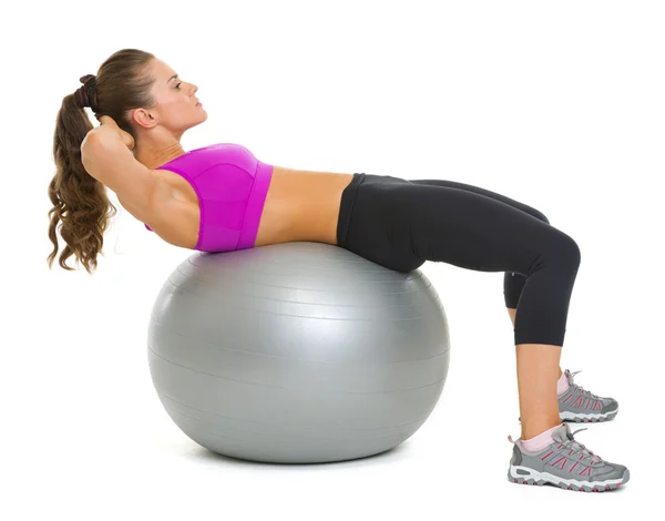 Fitness ung kvinna gör abdominal crunch på fitness boll — Stockfoto