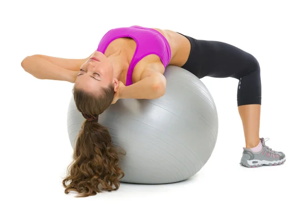 Fitness ung kvinna gör abdominal crunch på fitness boll — Stockfoto