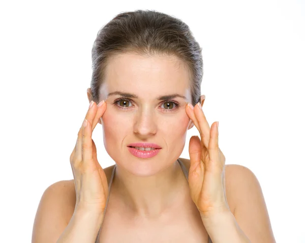 Retrato de belleza de una mujer joven comprobando la piel facial —  Fotos de Stock