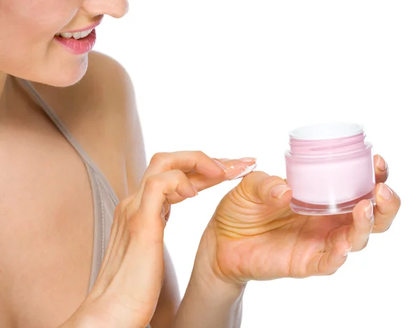Primo piano sulla donna che applica la crema a portata di mano — Foto Stock