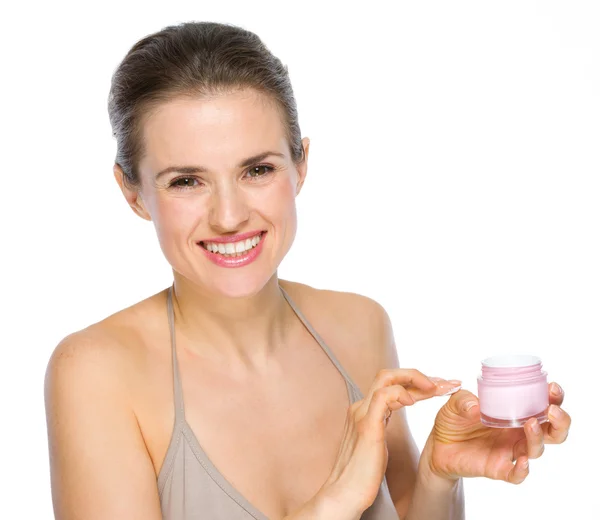 Retrato de beleza de jovem mulher feliz aplicando creme — Fotografia de Stock